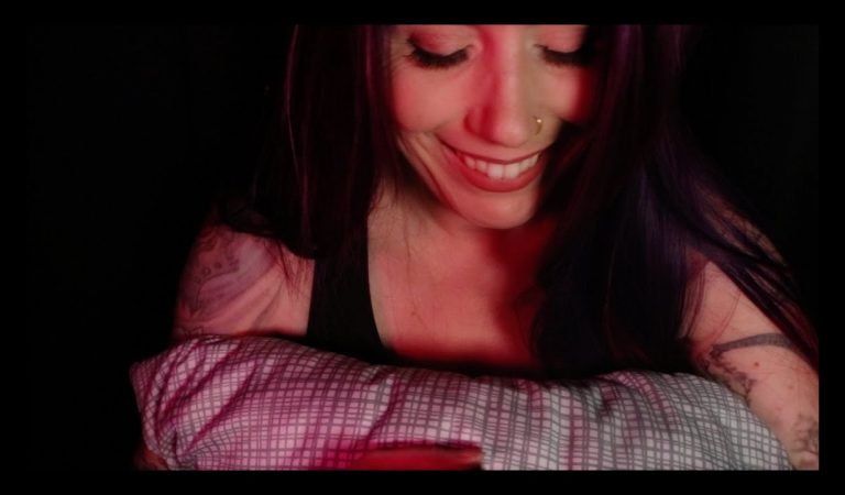 ASMR : Pillow Hugs, Scratching, Squeezing, and Massage